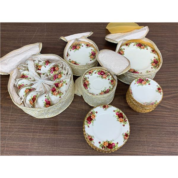 71pcs 12 Person Place Setting (missing 1 lunch plate) Royal Albert Old Country Roses Fine Bone China
