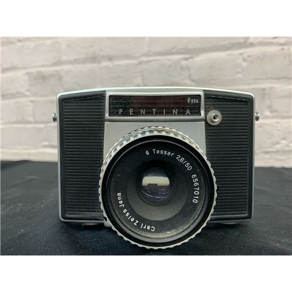Pentacon Pentina SLR camera w. Tessar 2.8/50 mm lens
