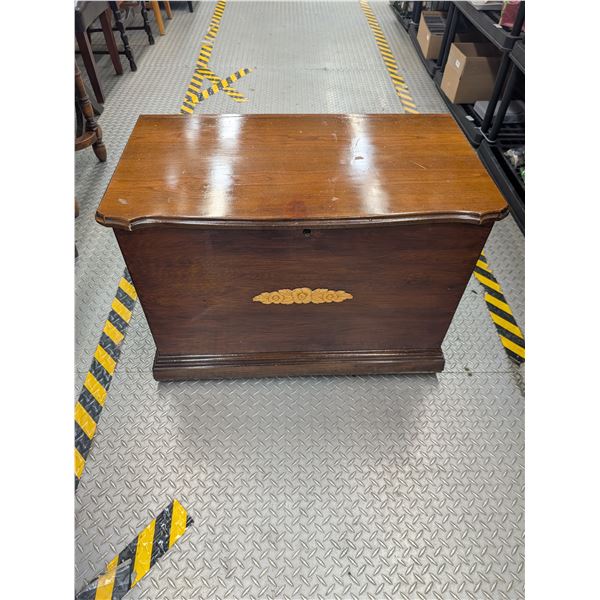 Vintage Cedar Lined Blanket Hope Chest on Wheels W/Key