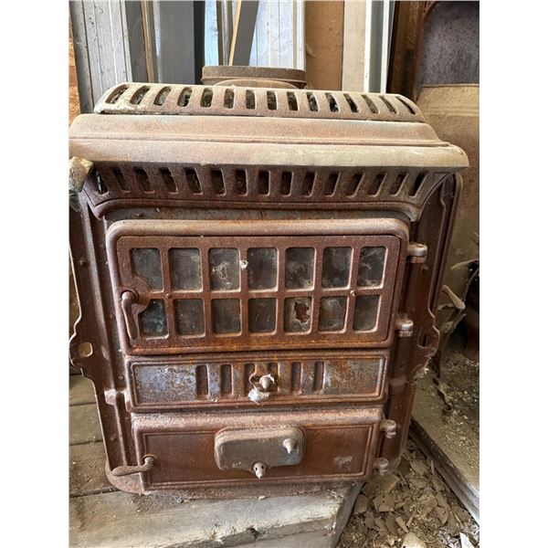 Cast Iron Wood Stove/Furnace with Decorative Detailing