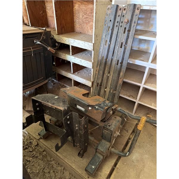 Fifth Wheel Hitch with Rails for Towing