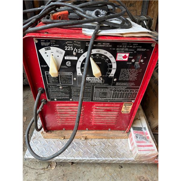 Lincoln Electric AC/DC 225/125 Arc Welder with Rolly Platform