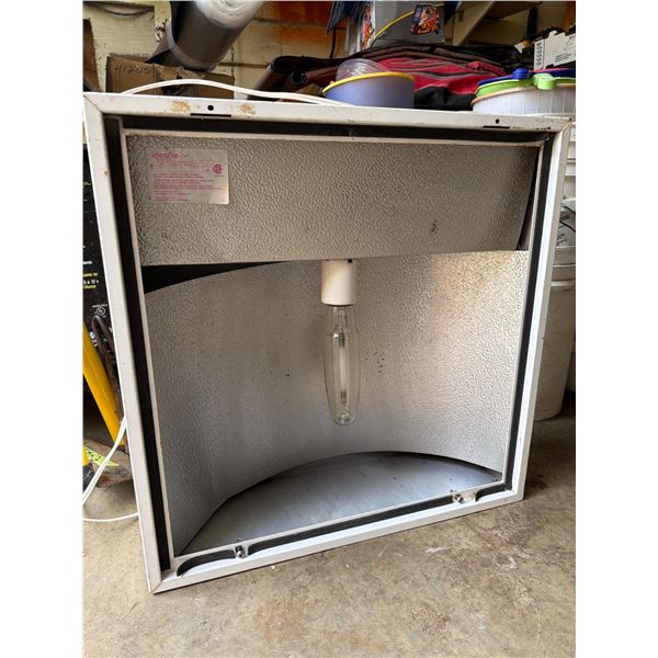 Idealite Metal Halide Lamp Fixture with Reflector