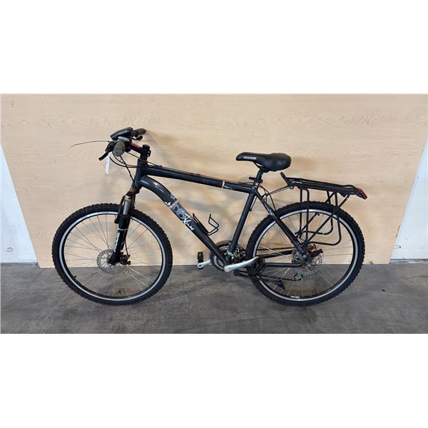 CARBON FIBER PATTERNED DIAMONDBACK MANOEUVRE 21-SPEED FRONT SUSPENSION MOUNTAIN BIKE