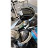 Image 2 : BLACK GOLF BAG W/ ASSORTED GOLF CLUBS