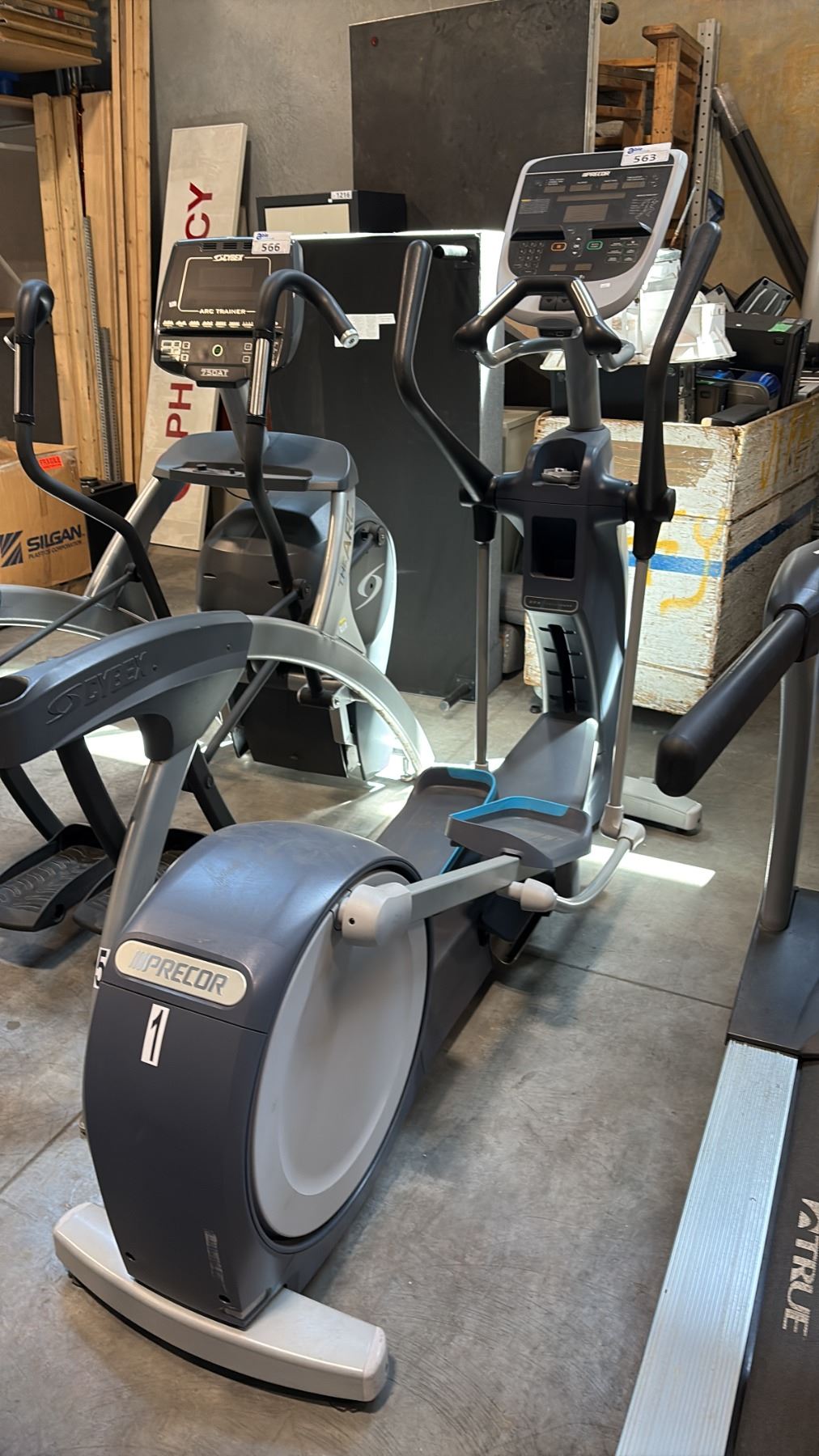 PRECOR EFX CROSSRAMP INCLINE SYSTEM ELLIPTICAL CROSSTRAINER - Able Auctions