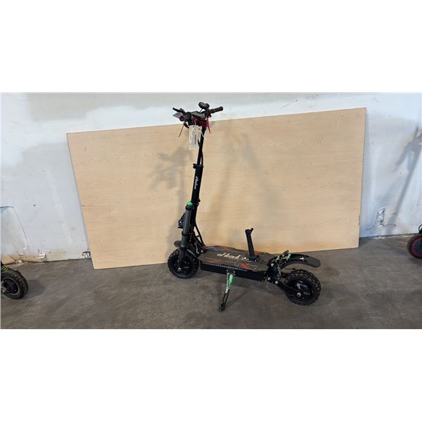 HOODAX ALL-TERRAIN ELECTRIC KICK-SCOOTER - NO CHARGER, BROKEN SIDE LIGHT