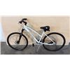 Image 1 : WHITE INFINITY BOSS THREE DISC 21-SPEED ENTRY-LEVEL LIGHTWEIGHT HYBRID COMFORT BICYCLE