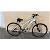Image 2 : WHITE INFINITY BOSS THREE DISC 21-SPEED ENTRY-LEVEL LIGHTWEIGHT HYBRID COMFORT BICYCLE