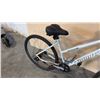 Image 3 : WHITE INFINITY BOSS THREE DISC 21-SPEED ENTRY-LEVEL LIGHTWEIGHT HYBRID COMFORT BICYCLE