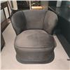 Image 3 : Plush Velvet Wrap-Around Accent Chair - RV: $745 (29')