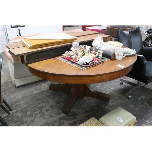 Tiger Oak Round Pedestal Table w/4 Leaves, Pad