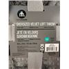 Image 2 : Oversized Velvet Loft Throw