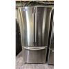 Image 1 : SAMSUNG 32" WIDE STAINLESS STEEL FRENCH DOOR FRIDGE WITH BOTTOM FREEZER DRAWER