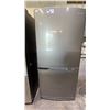 Image 1 : SAMSUNG 32" WIDE STAINLESS STEEL SWING DOOR FRIDGE WITH BOTTOM FREEZER