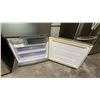 Image 3 : SAMSUNG 32" WIDE STAINLESS STEEL SWING DOOR FRIDGE WITH BOTTOM FREEZER