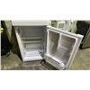 Image 3 : VITARA 24" WIDE SWING DOOR FRIDGE WITH TOP FREEZER