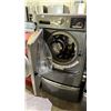Image 3 : MAYTAGE MAXIMA HE FRONT LOAD WASHER & DRYER SET WITH PEDESTAL DRAWERS