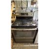 Image 1 : GE 5 BURNER FLAT TOP RANGE WITH TRUE CONVECTION OVEN