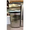 Image 1 : WHIRPOOL 28"W STAINLESS STEEL SWING DOOR FRIDGE W/TOP FREEZER: *FREEZER DRAWER DOES NOT CLOSE/SMALL