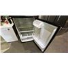 Image 2 : WHIRPOOL 28"W STAINLESS STEEL SWING DOOR FRIDGE W/TOP FREEZER: *FREEZER DRAWER DOES NOT CLOSE/SMALL