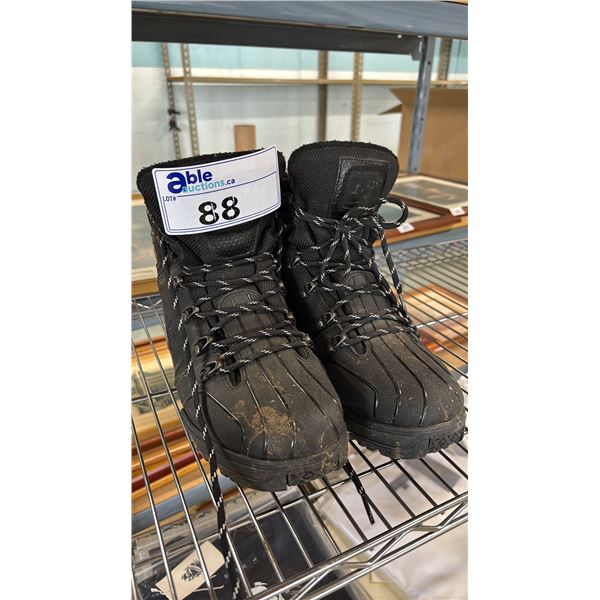 PAIR OF MEN'S SIZE 11 BOOTS: LEATHER UPPERS