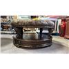 Image 2 : LARGE ROUND DECORATIVE TUFTED CUSHION BENCH 41" X 22"