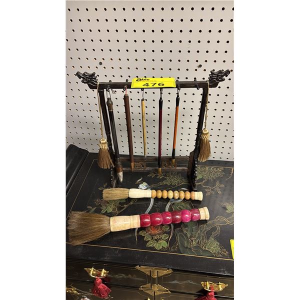 CHINESE DRAGON MOTIF CALLIGRAPHY BRUSH HOLDER WITH ASSORTED CALLIGRAPHY BRUSHES