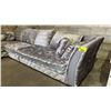 Image 2 : 3-PC TUFTED PATTERNED FABRIC SECTIONAL SOFA WITH THROW PILLOWS