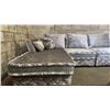 Image 3 : 3-PC TUFTED PATTERNED FABRIC SECTIONAL SOFA WITH THROW PILLOWS