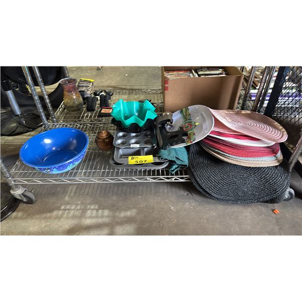 SHELF OF ASSORTED ITEMS INCLUDING; PLACEMATS, BAKING PANS, BOWL & MORE