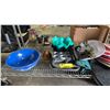 Image 2 : SHELF OF ASSORTED ITEMS INCLUDING; PLACEMATS, BAKING PANS, BOWL & MORE