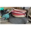 Image 3 : SHELF OF ASSORTED ITEMS INCLUDING; PLACEMATS, BAKING PANS, BOWL & MORE