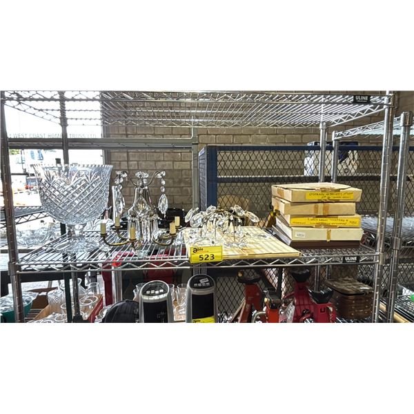 SHELF OF ASSORTED ITEMS INCLUDING; CHANDELIER, GLASS VASE, COLLECTIBLE PLATES & MORE