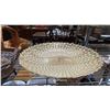 Image 4 : SHELF OF ASSORTED ITEMS INCLUDING; BASKETS & LARGE ORNATE DISH