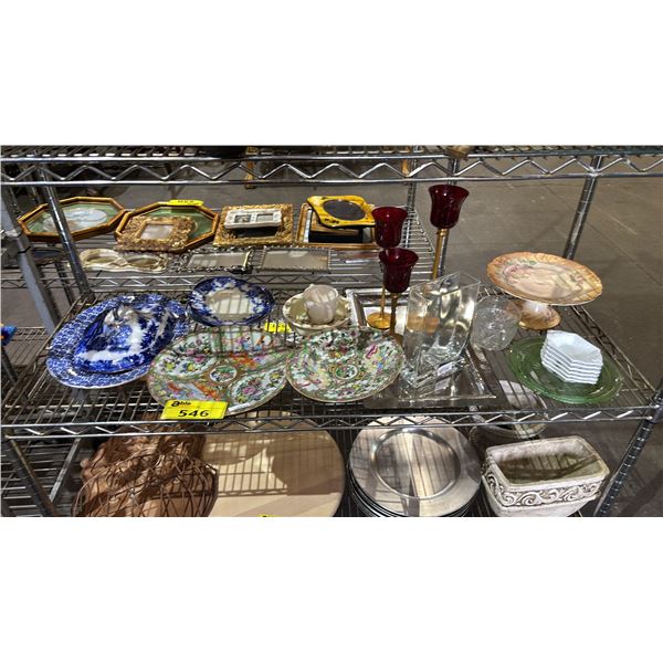 SHELF OF ASSORTED ITEMS INCLUDING; CANDLE STANDS, DECORATIVE PLATES, CAKE TRAY & MORE