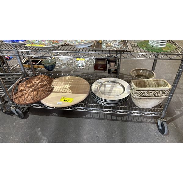 SHELF OF ASSORTED ITEMS INCLUDING; PLASTIC PLATES, PLANTER POTS, LAZY SUSAN & MORE