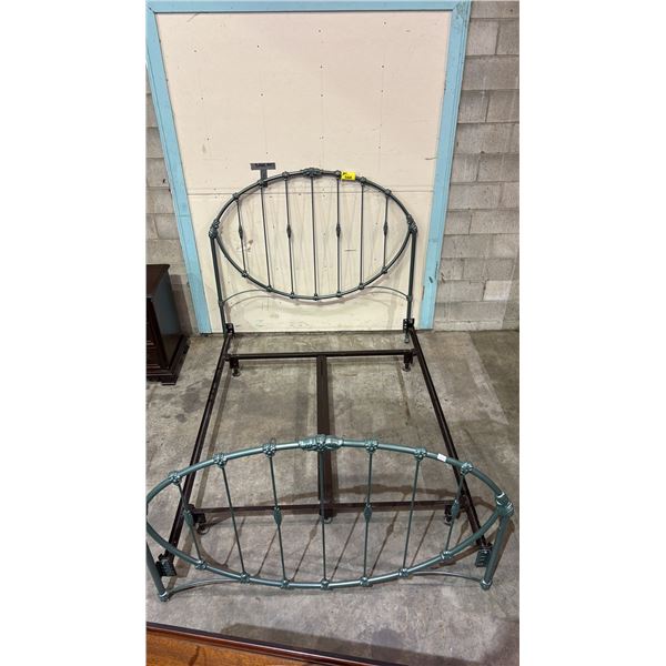 VINTAGE METAL QUEEN SIZE BED FRAME