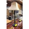 Image 2 : TABLE LAMP WITH SHADE