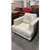 Image 2 : LEATHER LOUNGE CHAIR