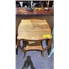 Image 3 : ANTIQUE SOLID OAK PARLOUR TABLE 22" X 22" X 30"
