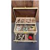Image 2 : VINTAGE JEWLERY BOX WITH ASSORTED VINTAGE FASHION JEWELRY