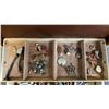Image 3 : VINTAGE JEWLERY BOX WITH ASSORTED VINTAGE FASHION JEWELRY