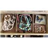 Image 4 : VINTAGE JEWLERY BOX WITH ASSORTED VINTAGE FASHION JEWELRY