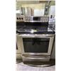 Image 1 : FRIGIDAIRE STAINLESS STEEL ELECTRIC STOVE WITH CONVECTION OVEN