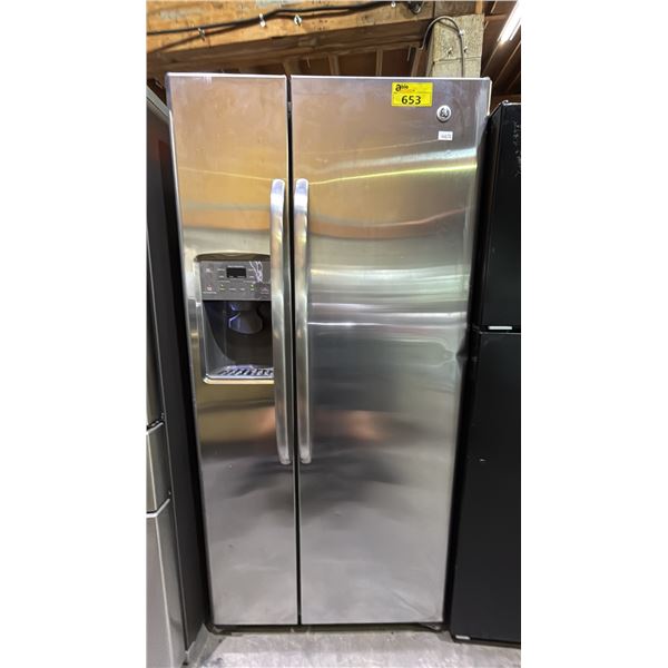 GE STAINLESS STEEL SIDE-BY-SIDE FRIDGE WITH WATER/ICE DISPENSER 32.5"W