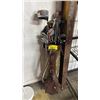 Image 1 : VINTAGE MACQUEEN GOLF BAG WITH ASSORTED RH GOLF CLUBS