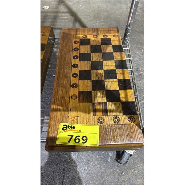 CHECKER BOARD WITH PIECES