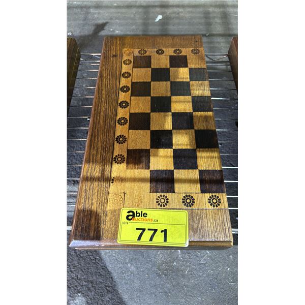 CHECKER BOARD WITH PIECES