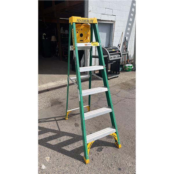 6' FEATHERLITE FIBERGLASS STEPLADDER